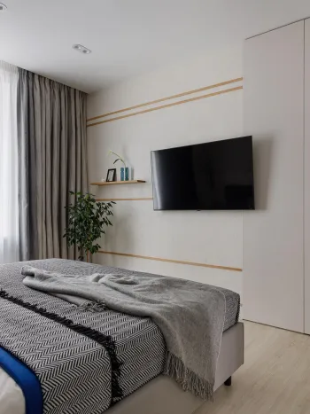 Интерьер спальни с телевизором на стене  смотреть на Basicdecor