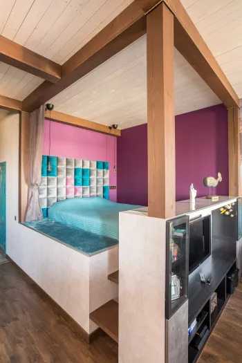 Интерьер спальни с акцентной стеной за кроватью  смотреть на Basicdecor