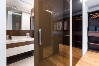 Интерьер с нишей с подсветкой, зеркалом на двери и с подсветкой  смотреть на Basicdecor