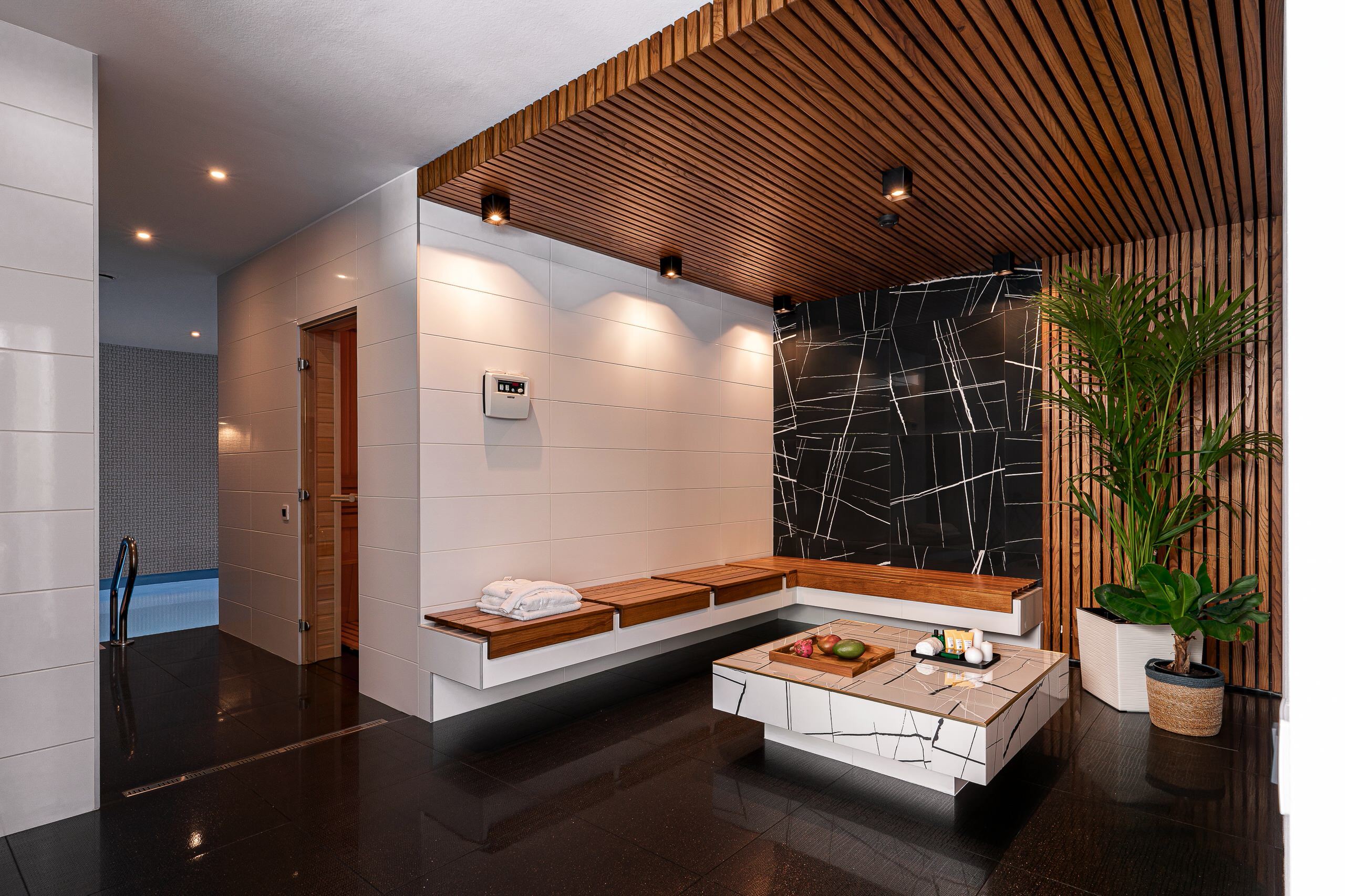 Интерьер ванной cауной и рейками с подсветкой в современном стиле