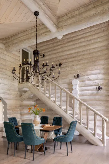 Интерьер гостиной с в деревянном доме  смотреть на Basicdecor