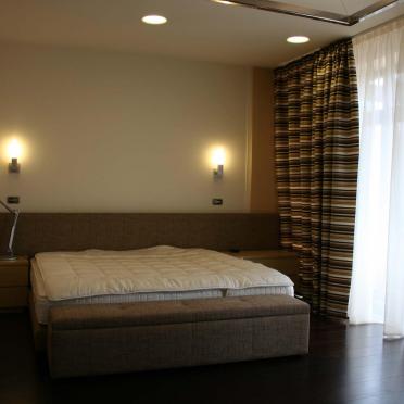 Интерьер спальни cветильниками над кроватью  смотреть на Basicdecor