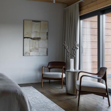 Интерьер спальни с картинами над камином  смотреть на Basicdecor