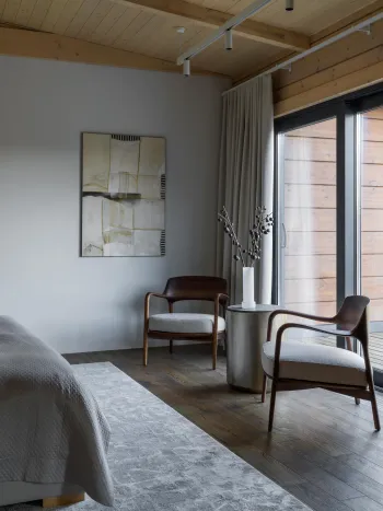 Интерьер спальни с картинами над камином  смотреть на Basicdecor