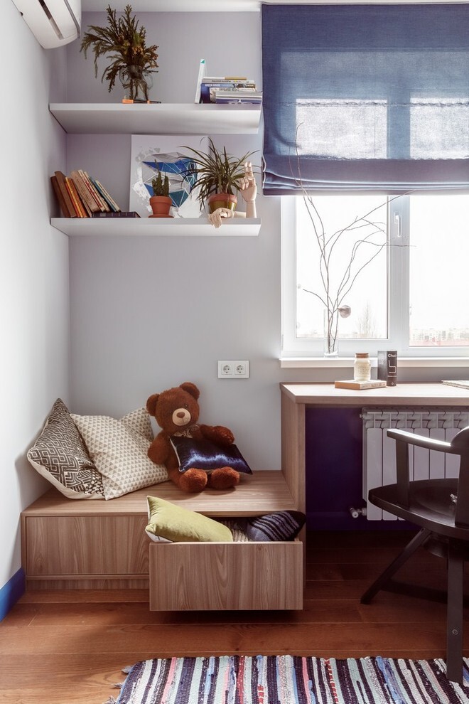 Интерьер детской c рабочим местом и с рабочим местом у окна в современном стиле