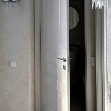 Интерьер коридора с зеркалом на двери  смотреть на Basicdecor