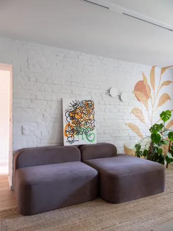 Интерьер спальни cтеной за диваном  смотреть на Basicdecor