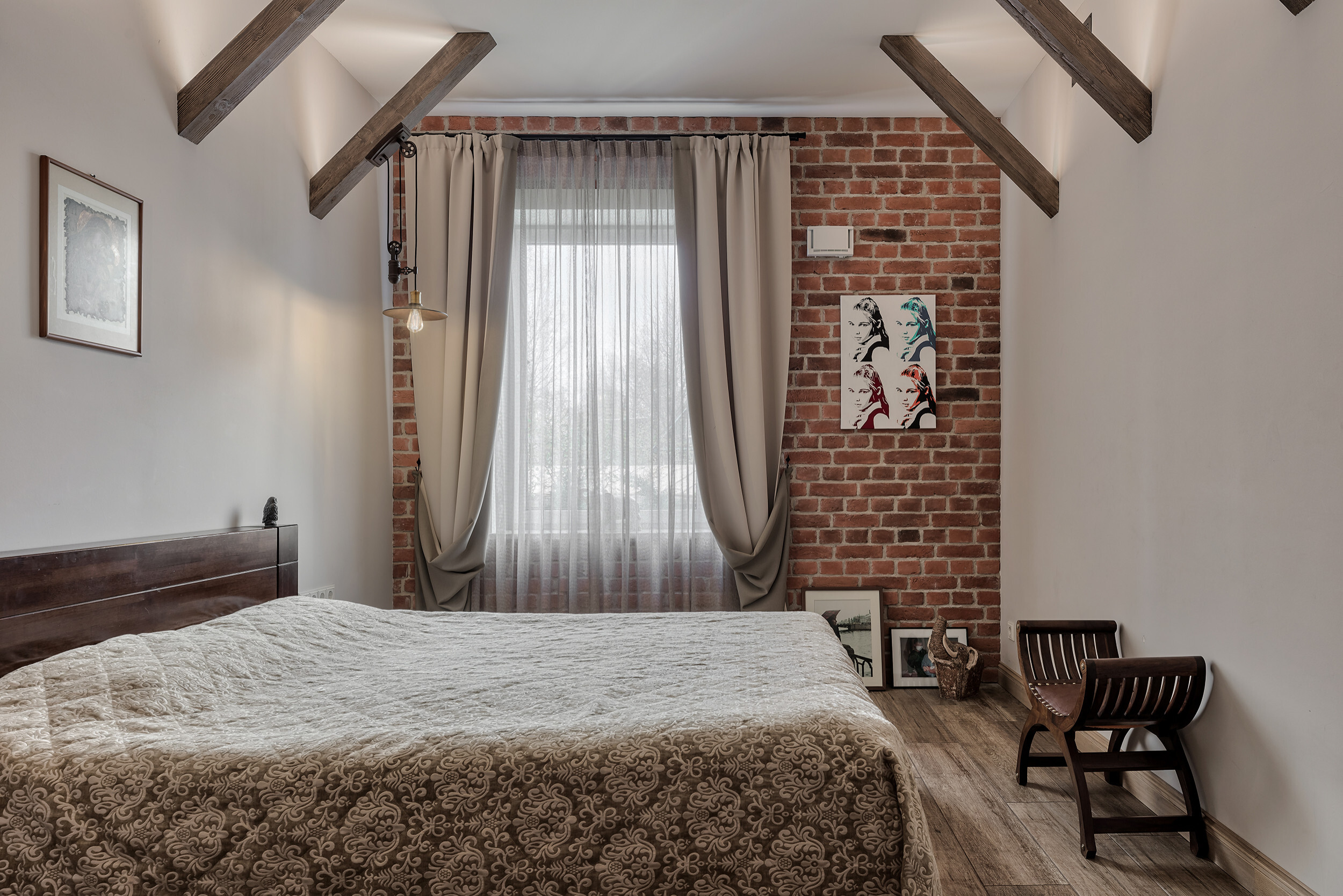 Интерьер спальни в классическом стиле и в стиле лофт