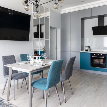 Интерьер кухни cветильниками над столом  смотреть на Basicdecor