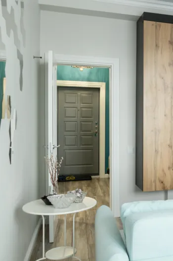 Интерьер с проходной и зеркалом на двери  смотреть на Basicdecor