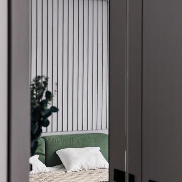Интерьер спальни с жалюзи и дверными жалюзи  смотреть на Basicdecor