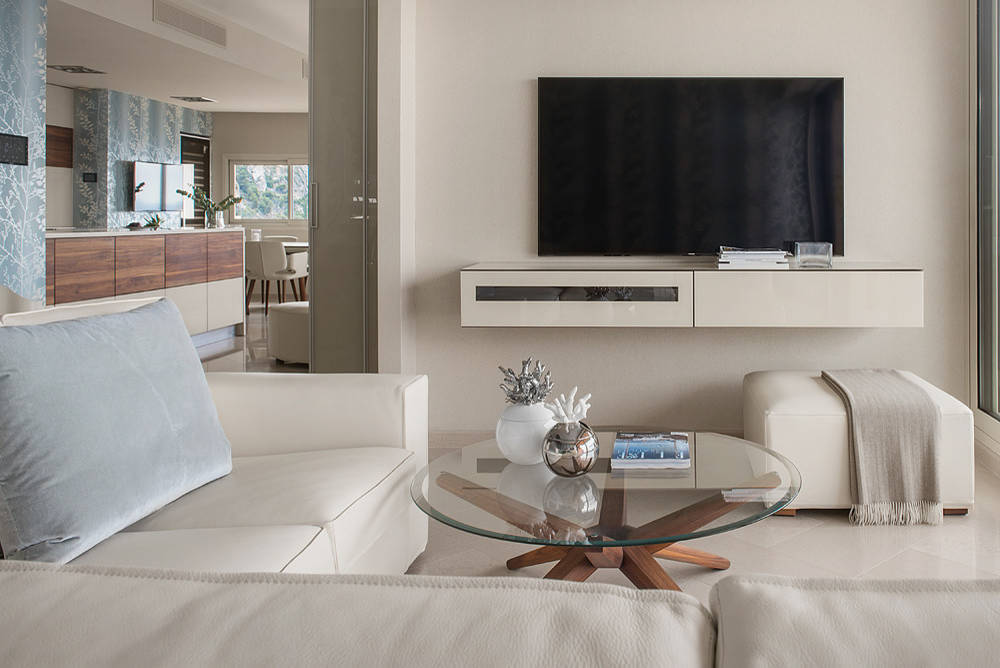 Интерьер гостиной cтеной с телевизором, телевизором на стене, нишей для телевизора и керамогранитом на стену с телевизором в современном стиле