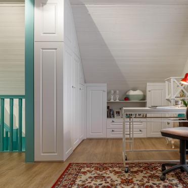 Интерьер балкона с жалюзи и дверными жалюзи  смотреть на Basicdecor