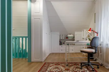Интерьер балкона с жалюзи и дверными жалюзи  смотреть на Basicdecor