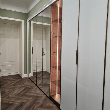 Интерьер прихожей с зеркалом на двери  смотреть на Basicdecor