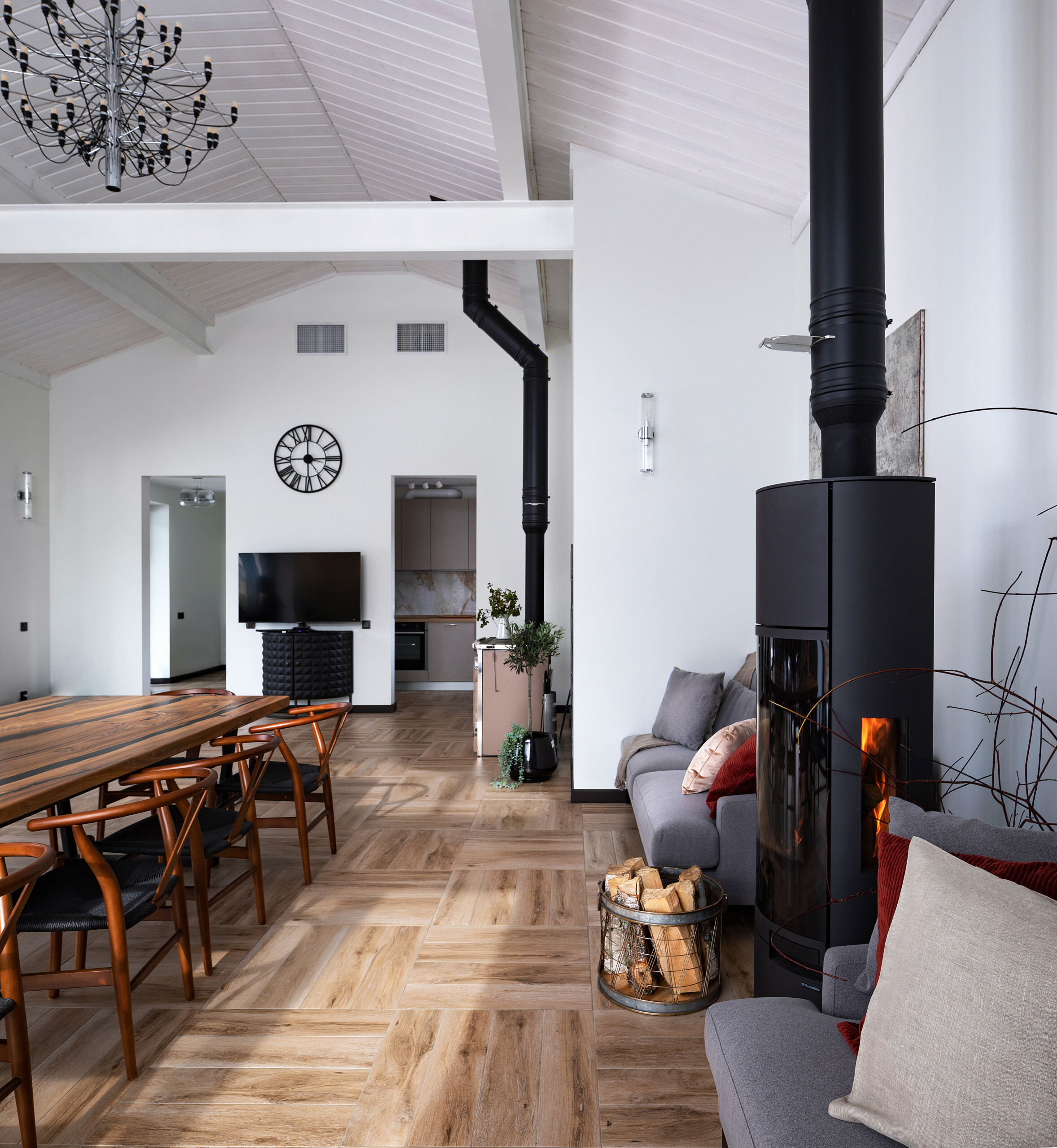 Интерьер гостиной с в деревянном доме в стиле лофт и скандинавском стиле