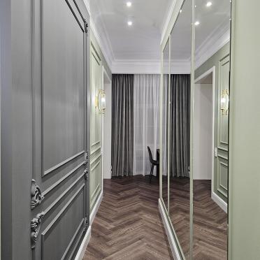 Интерьер коридора с зеркалом на двери  смотреть на Basicdecor