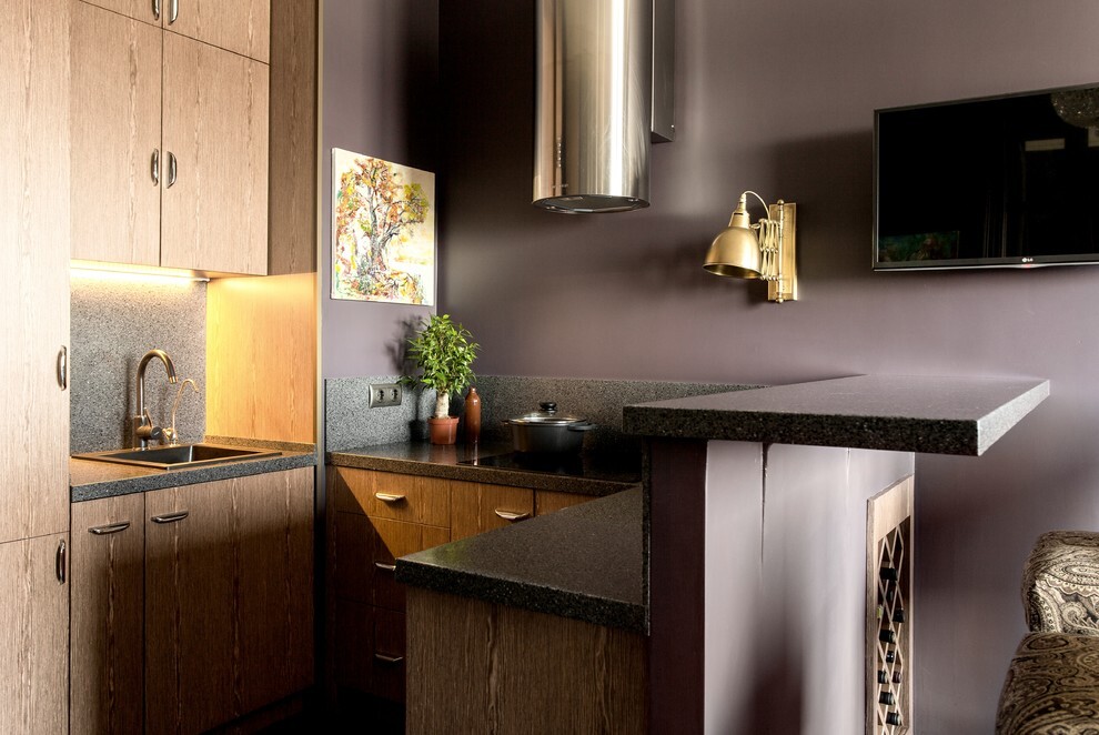 Интерьер кухни с подсветкой настенной в стиле фьюжн