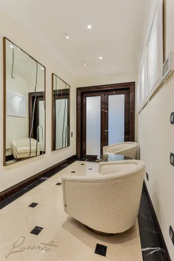 Интерьер прихожей с проходной и зеркалом на двери  смотреть на Basicdecor