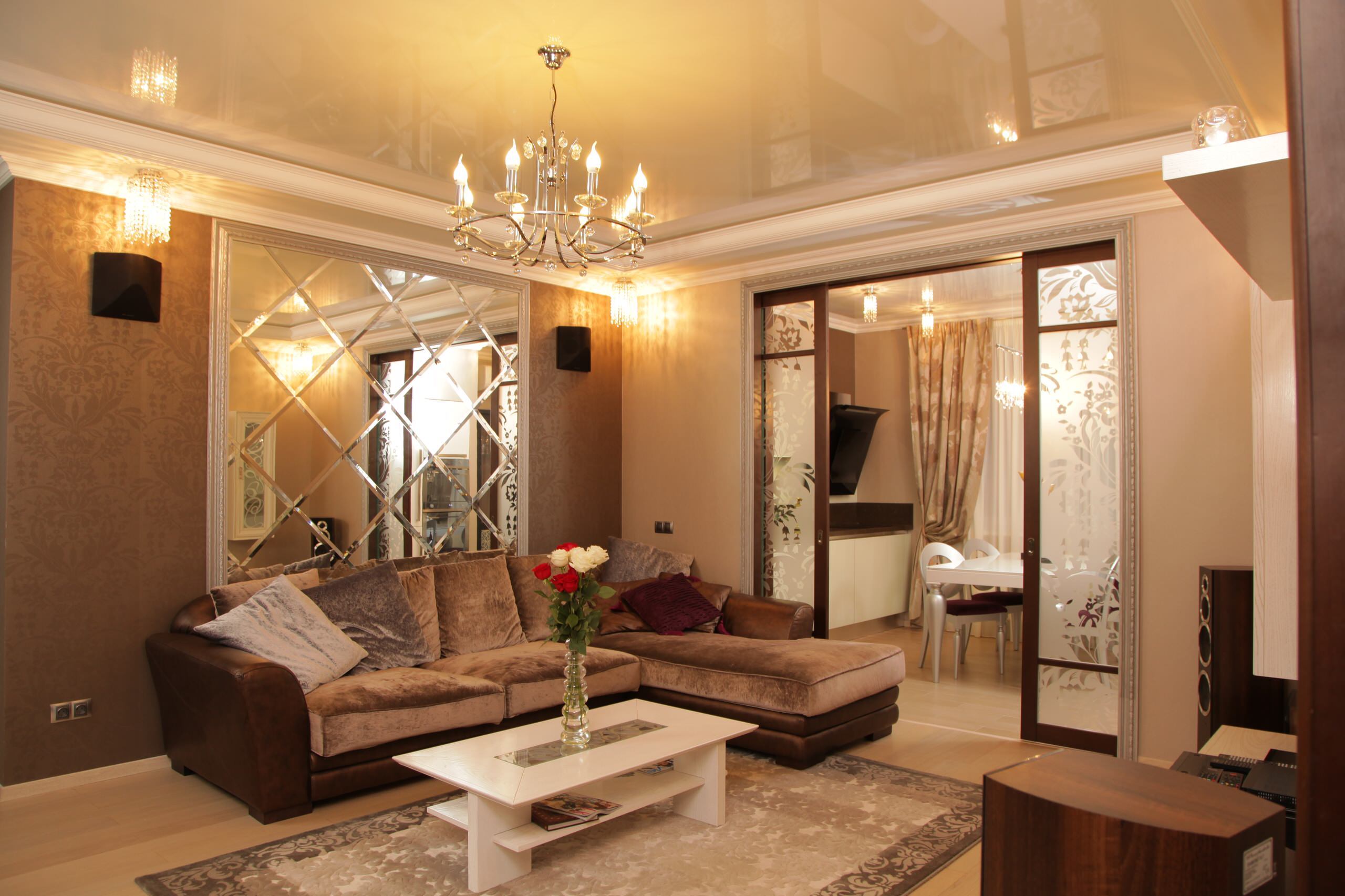 Интерьер гостиной с проходной, проемом и зеркалом на двери в современном стиле, в восточном стиле и готике