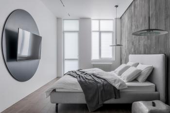 Интерьер спальни с жалюзи и дверными жалюзи в современном стиле