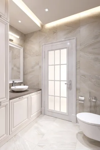 Интерьер ванной с зеркалом на двери в неоклассике смотреть на Basicdecor