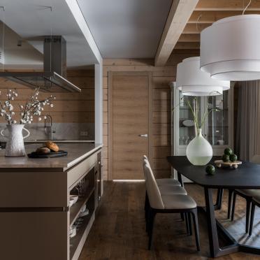 Интерьер кухни cветильниками над столом  смотреть на Basicdecor