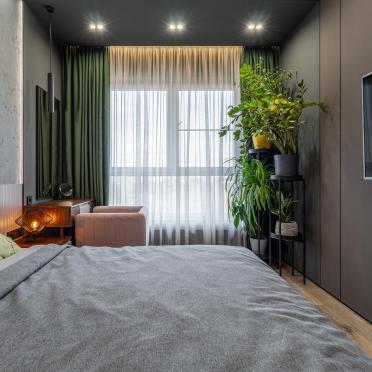 Интерьер спальни с искусственным газоном  смотреть на Basicdecor