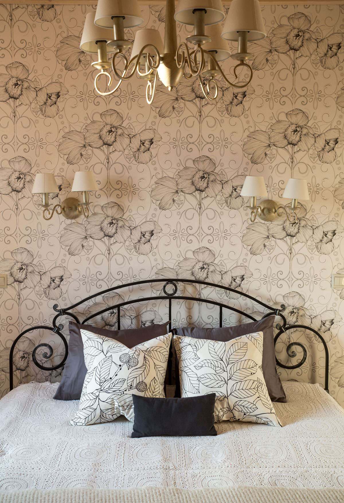 Интерьер спальни cветильниками над кроватью в стиле кантри