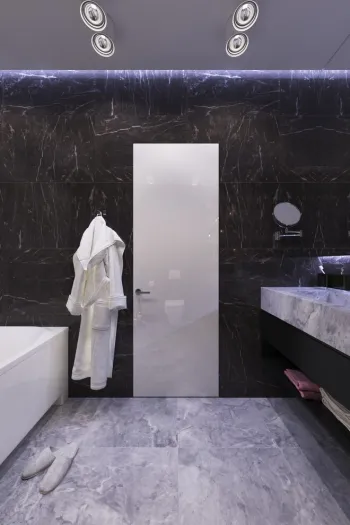 Интерьер ванной с зеркалом на двери в современном стиле смотреть на Basicdecor