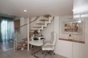 Интерьер c рабочим местом и под лестницей  смотреть на Basicdecor