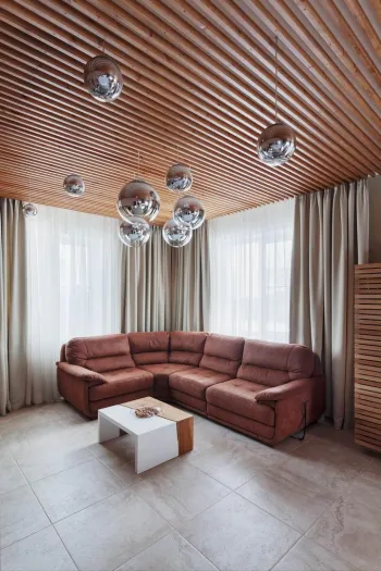 Интерьер гостиной с в деревянном доме  смотреть на Basicdecor