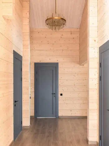 Интерьер коридора с в деревянном доме  смотреть на Basicdecor