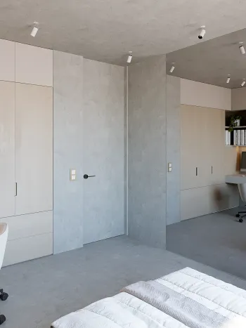 Интерьер спальни с две двери и зеркалом на двери  смотреть на Basicdecor