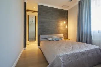 Интерьер спальни cветильниками над кроватью и с подсветкой  смотреть на Basicdecor