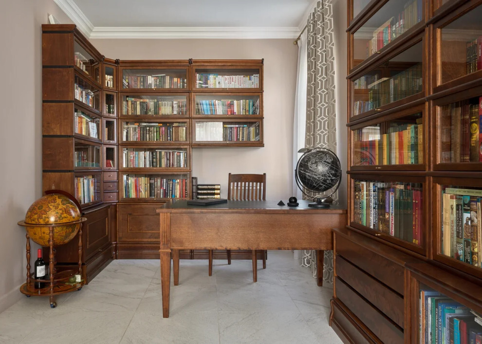 Интерьер кабинета с библиотекой/место для чтения и с кабинетом
