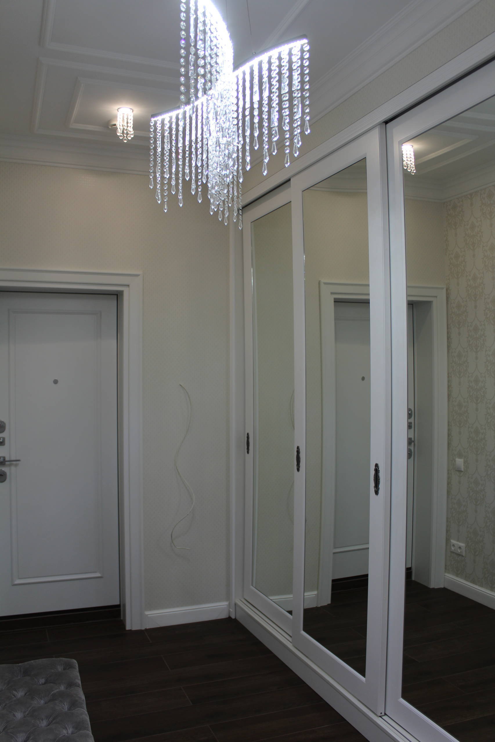 Интерьер коридора с зеркалом на двери в классическом стиле