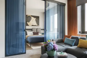 Интерьер спальни с зонированием шторами и балконом  смотреть на Basicdecor