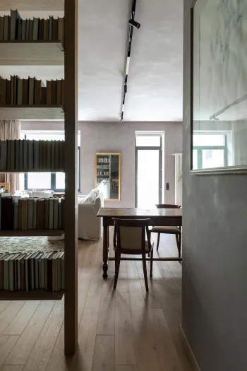 Интерьер с проходной, без окна, проемом и перегородкой раздвижной  смотреть на Basicdecor