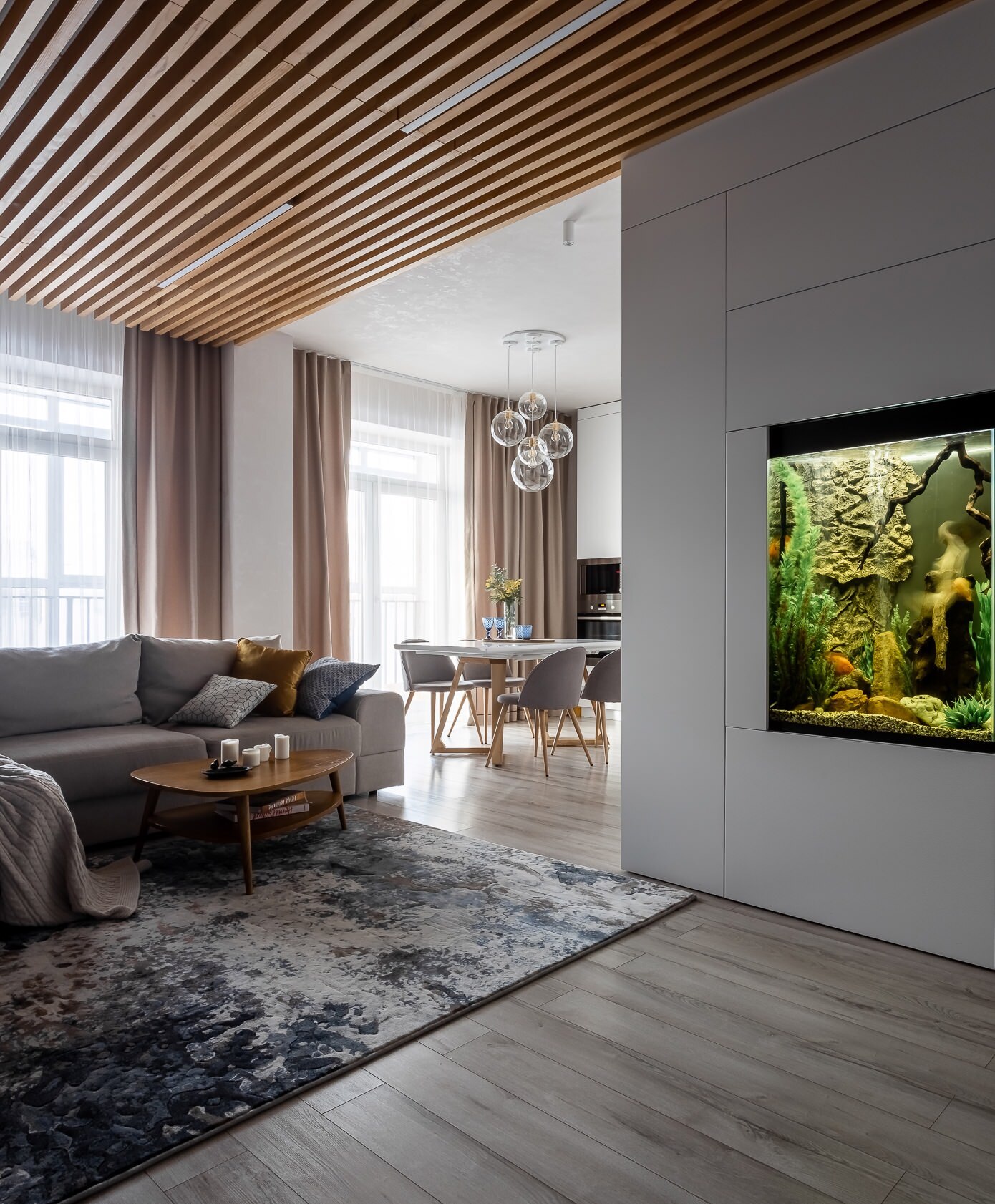 Интерьер гостиной с панно за телевизором и керамогранитом на стену с телевизором в современном стиле