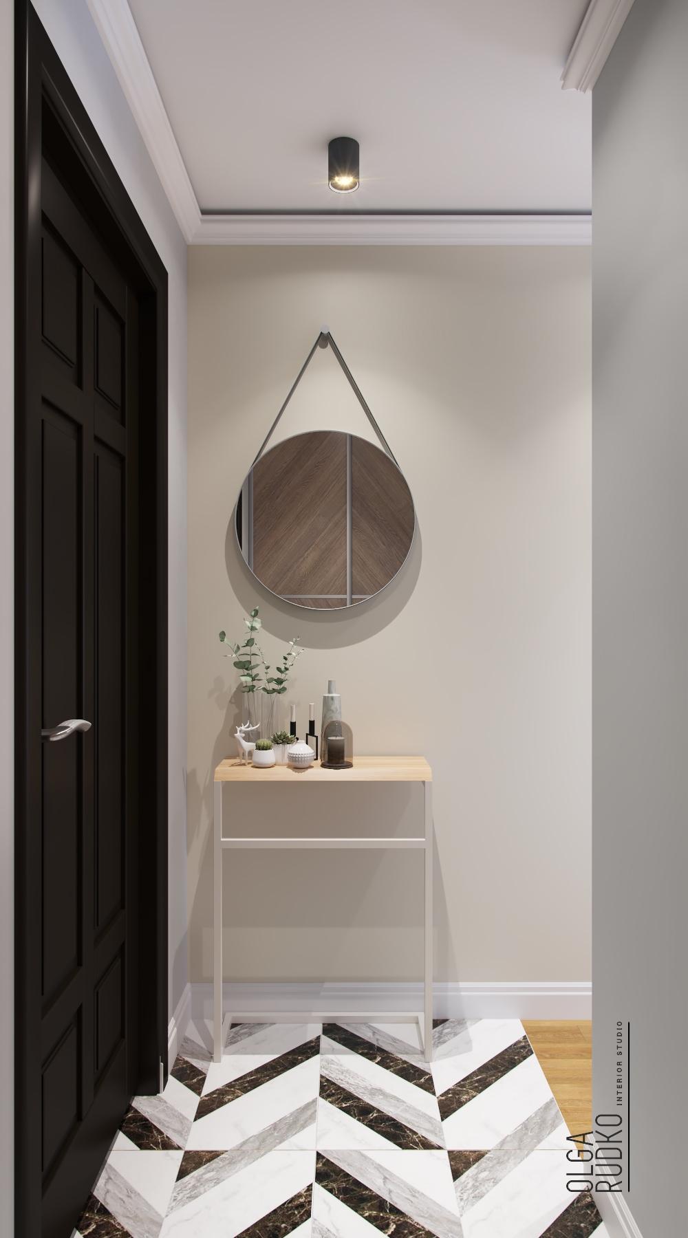 Интерьер ванной с зеркалом на двери и зеркалом над комодом