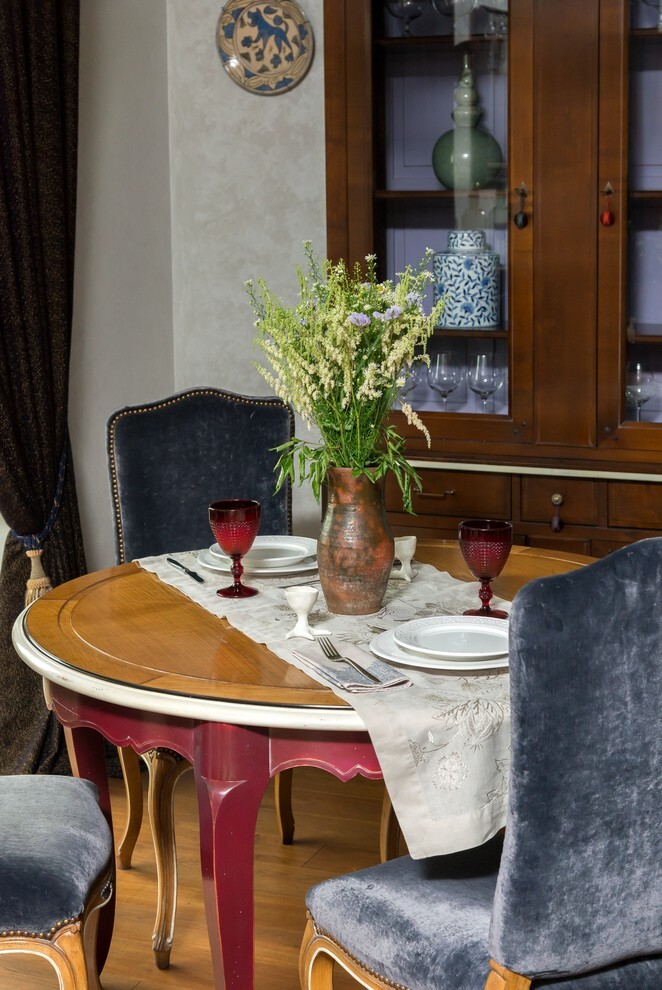 Интерьер столовой с декором стола в классическом стиле