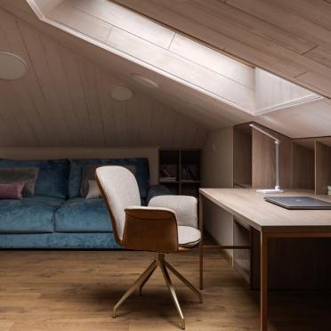 Интерьер детской с в деревянном доме и с антресолью  смотреть на Basicdecor