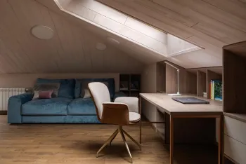 Интерьер детской с в деревянном доме и с антресолью  смотреть на Basicdecor