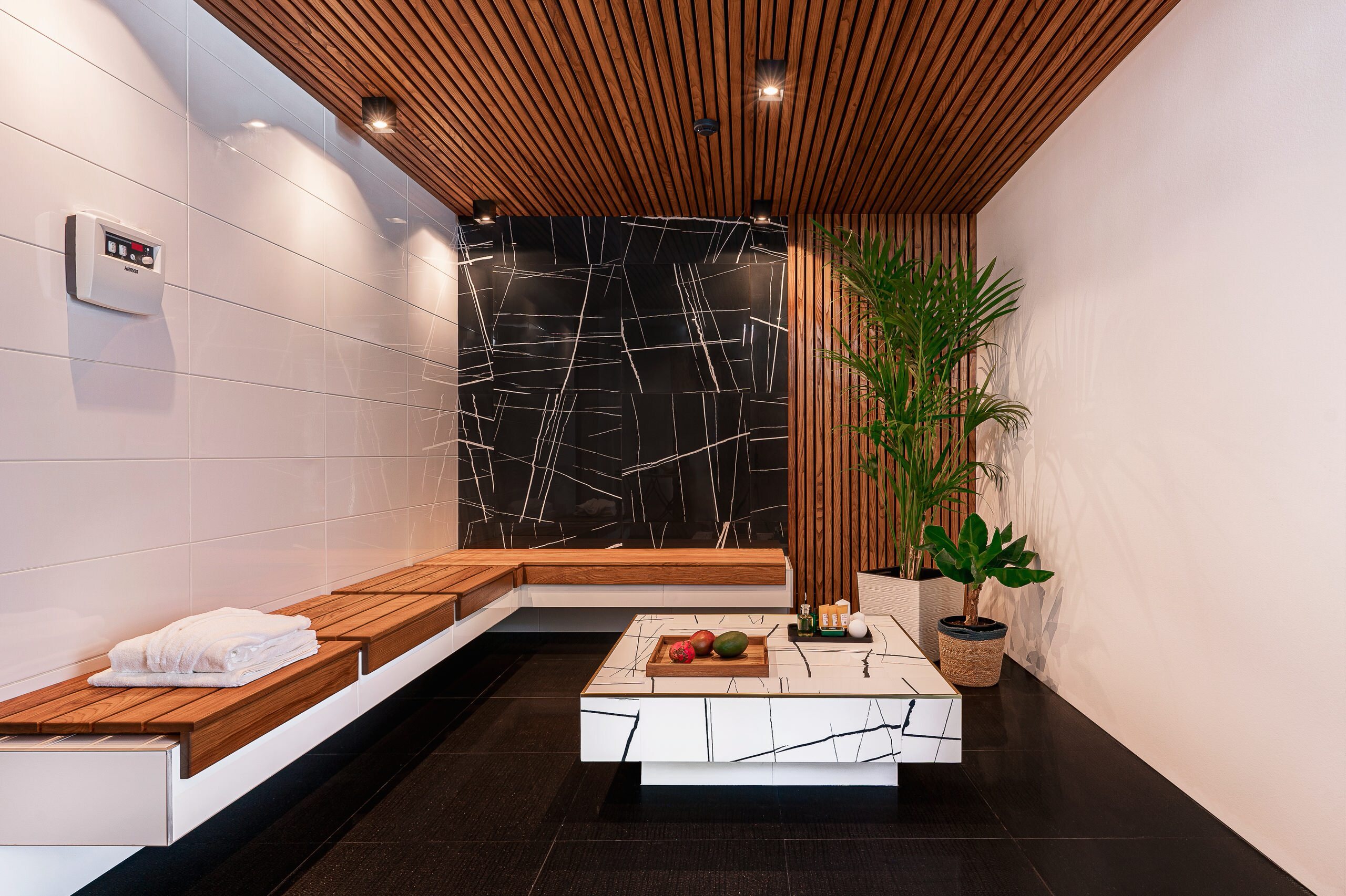 Интерьер ванной cауной и рейками с подсветкой в современном стиле