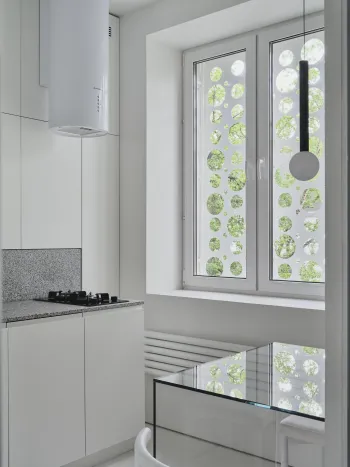 Интерьер кухни с окном и жалюзи  смотреть на Basicdecor