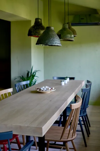 Интерьер столовой cветильниками над столом в рустике смотреть на Basicdecor