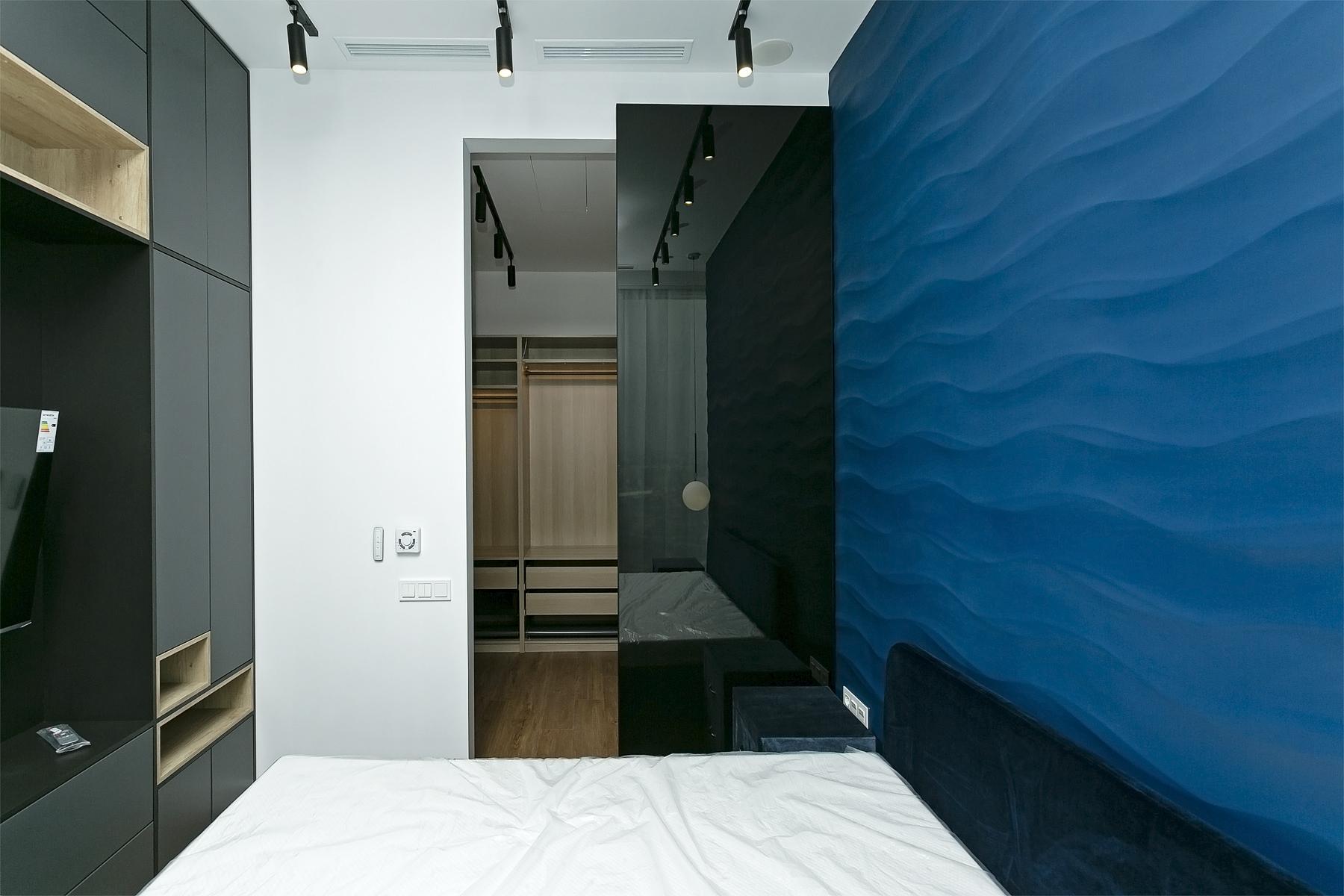 Интерьер спальни с проходной в стиле лофт