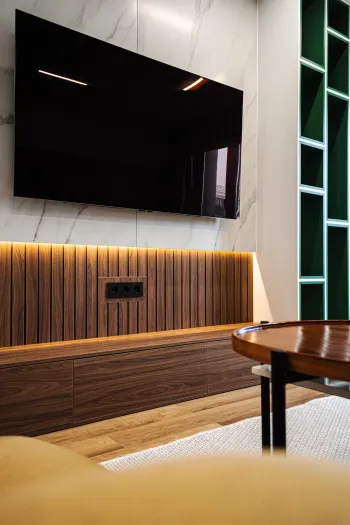 Интерьер гостиной с телевизором на стене и с подсветкой  смотреть на Basicdecor