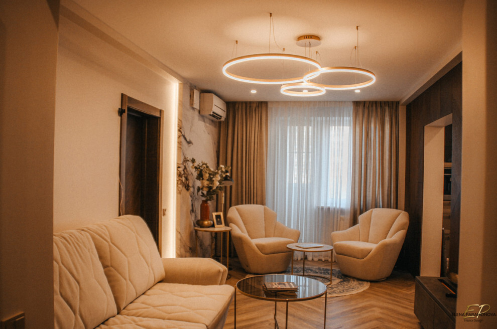 Интерьер гостиной с рейками с подсветкой, подсветкой настенной, подсветкой светодиодной и с подсветкой